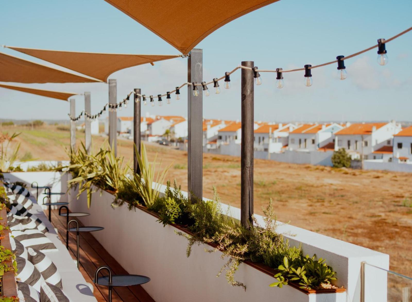 Hotel The Salty Pelican Yoga & Surf Retreat Peniche Esterno foto